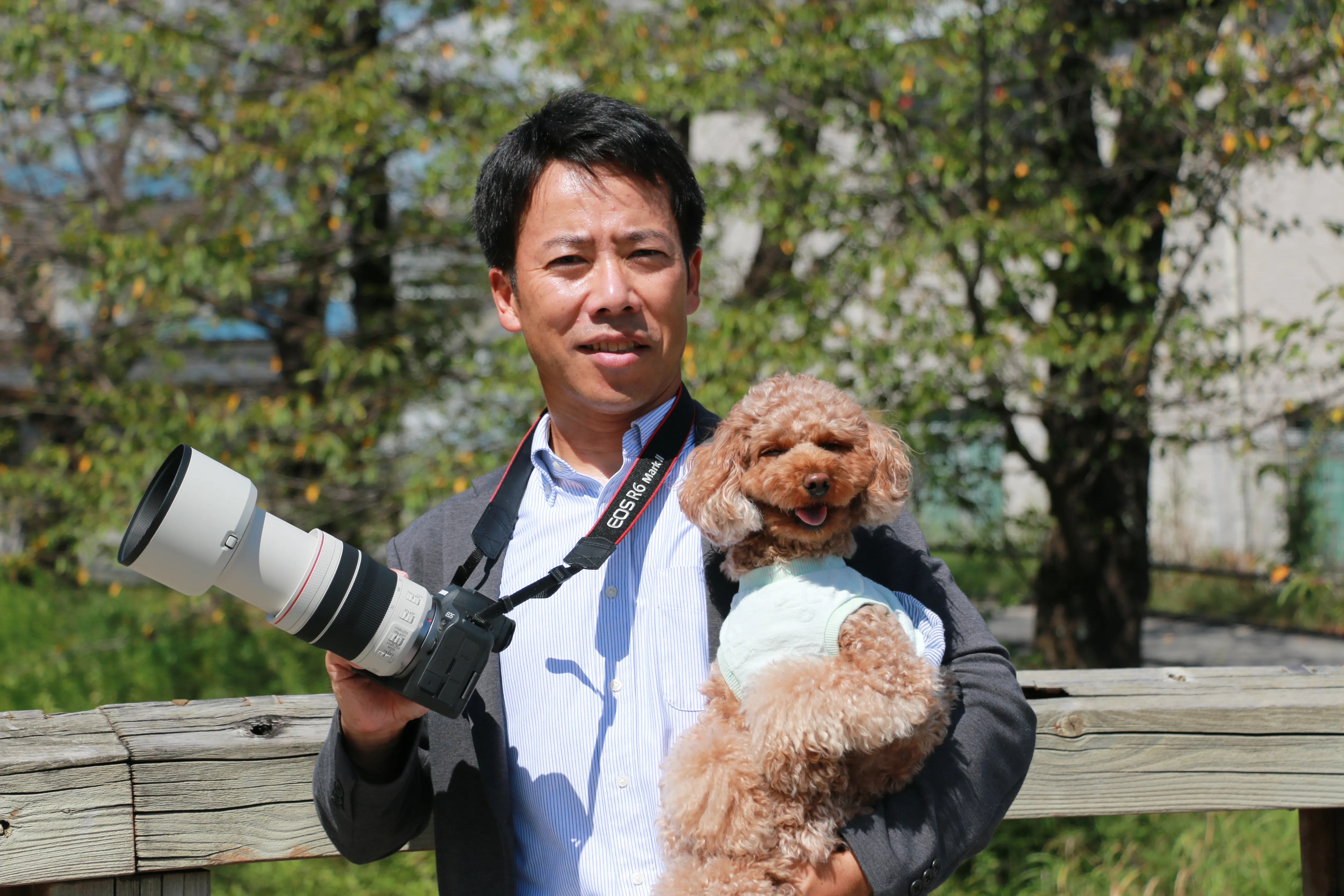 カメラを構えるエルパパ